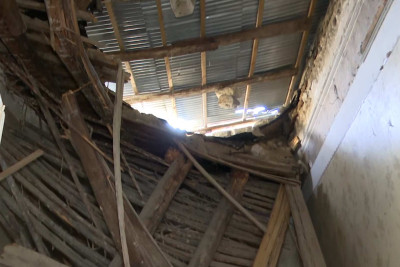 Nərimanov rayonunda sakinlər tavanı uçmuş binada yaşamağa məcburdurlar