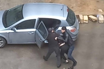Bakıda 3 nəfər zorla qızı qaçırıb - VİDEO