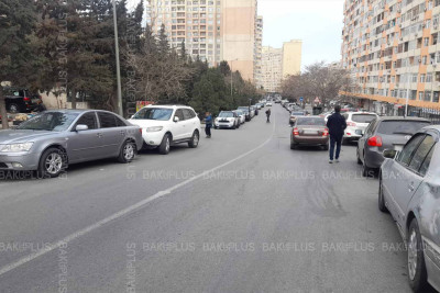 Nəsimi: piyada səkisi avtomobil parkinqinə çevrilib