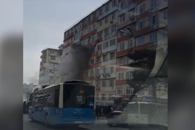 Binəqədidə doqquzmərtəbəli yaşayış binası yanır - VİDEO - YENİLƏNİB