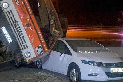 Bakıda yük maşını digər avtomobilin üzərinə aşıb