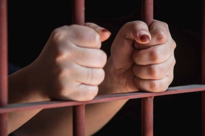 Bakıda 1 yaşlı oğlunu öldürən qadına qarşı ittihamın ağırlaşdırılması tələb olunub