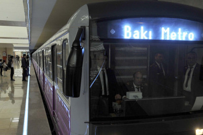 Bakı metrosunda qatarın altına adam düşüb