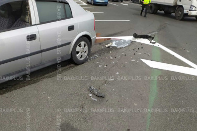 “Azneft” dairəsində qəza: “ToyotaPrius” “Opel”lə toqquşub