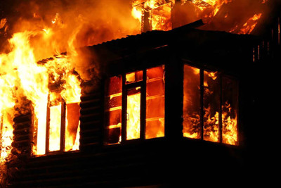 Paytaxtda 2 mərtəbəli evdə yanğın baş verib