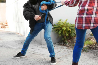 Yeni Günəşli qəsəbəsində maskalı şəxs qadının çantasını oğurlayıb