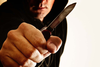 Şüvəlan qəsəbəsində sərnişin taksi sürücüsünü bıçaqla hədələyib