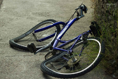 Bakıda velosipedçi ata və qızı avtomobil vurub
