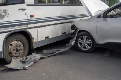 Bakıda sərnişin avtobusu qəzaya düşüb