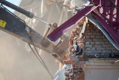 Bakıda ev sökülür, orada hələ də sakinlər var