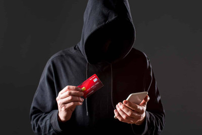 Bakı sakininin bank hesabından pullar oğurlanıb