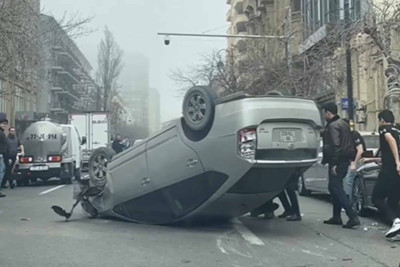 Bakının mərkəzində “Prius” aşıb-YENİLƏNİB