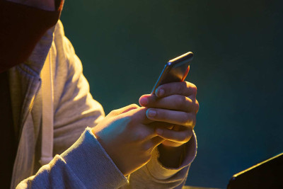 Nərimanovda mağaza satıcısının mobil telefonu oğurlanıb