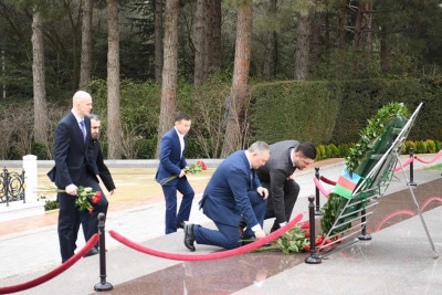 Rusiya Dövlət Dumasının nümayəndə heyəti Fəxri xiyabanı və Şəhidlər xiyabanını ziyarət edib