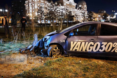 Bakıda “Prius” idarəetməni itirərək parka girib