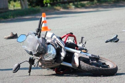 Pirallahı rayonunda avtomobil motosikletlə toqquşub