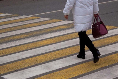 Suraxanıda yolu keçən qadını avtomobil vurub