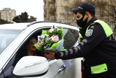 Bakının polisləri xanımları təbrik ediblər