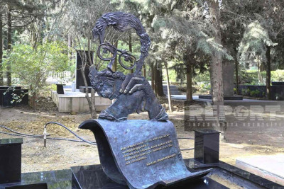 Rüstəm İbrahimbəyovun xatirəsinə abidə inşa edilib