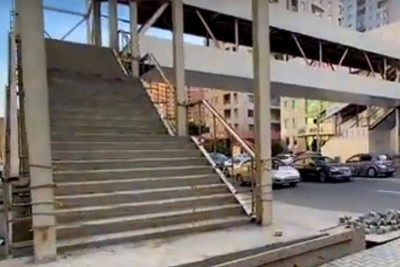 Bakıda qeyri-qanuni piyada keçidinin tikintisi davam edir
