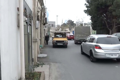 Keşlə qəsəbəsində sakinlərin evləri birbaşa avtomobil yoluna çıxır