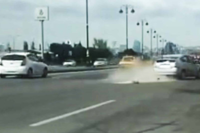 Bakıda “Prius” “Azərsu”nun nişanına çarpılaraq qəza törədib