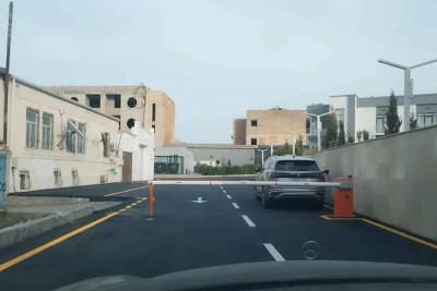 Buzovna qəsəbəsində villa sahibləri yola şlaqbaum quraşdırıblar