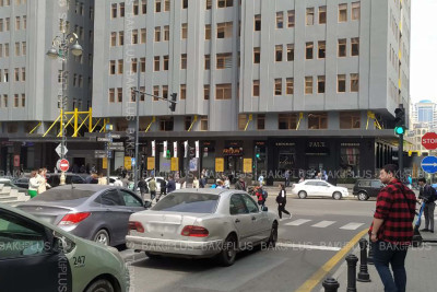 “Caspian Plaza”nın yaxınlığında işıqfor quraşdırılıb