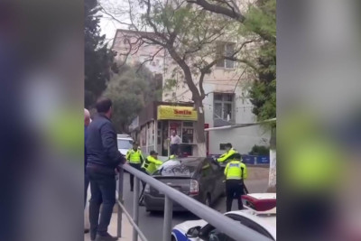 Bakıda GTA oyunu kimi olay: “Prius” sürücüsü polisə tabesizlik göstərərək bir neçə maşını əzib