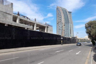 Bakıda Yusif Səfərov küçəsi boyunca divar qara rəngə boyanıb