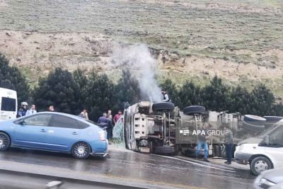 Bakı dairəvi yolunda yük maşını aşıb