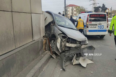 8 Noyabr prospektində avtomobil səkiyə çarpılıb