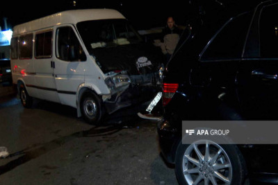 Bakıda mikroavtobus minik avtomobili ilə toqquşub