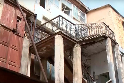 “Yaşıl bazar” yaşayış binasının ərazisini zəbt edib