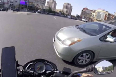 Ukrayna dairəsində qəza: qaydaları pozan “Prius” motosikletçini vurub