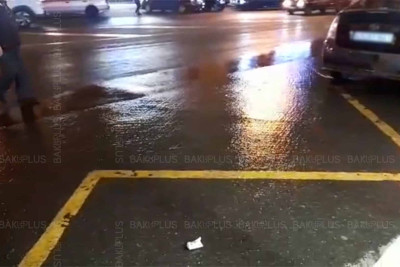 “Memar Əcəmi”də küçəni kanalizasiya suları basıb