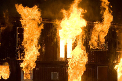 Xəzər rayonunda iki ev yanıb