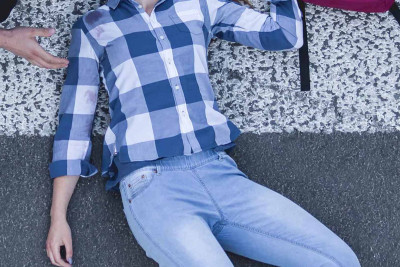 Bakıda avtomobil uşaqla yolu keçən qadını vurub