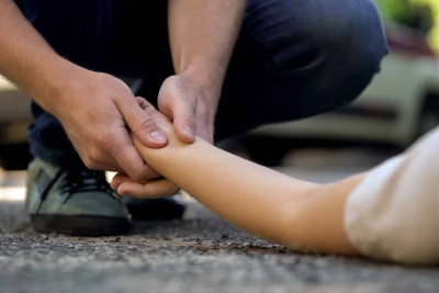 Xəzərdə 39 yaşlı qadını avtomobil vurub