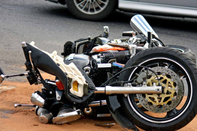Bakıda 26 yaşlı motosikletçi avtomobil qəzasında xəsarət alıb