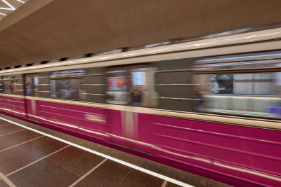 Metroda qadının halı pisləşib