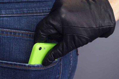 Nərimanovda ayaqyolunda oğurluq: iki qadından telefon oğurlanıb