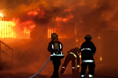 Xətai rayonunda anbar və ona bitişik olan ev yanıb
