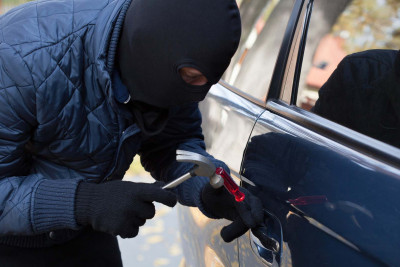 Xətai rayonunda avtomobildən oğurluq edilib