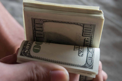 Banka saxta dollarla gələn şəxs saxlanılıb