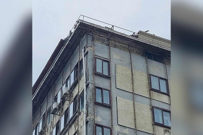 Xətai rayonunda bina fasadının hissələri qoparaq insanların başına düşür
