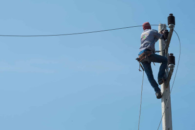 Bakıda kişi işıq dirəyinə çıxaraq intihara cəhd edib
