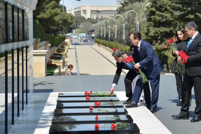 Koreyalı deputatlar şəhidlərin xatirəsini anıblar