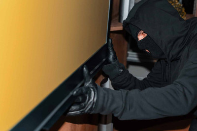 Nəsimi rayonunda elektrik kabeli və havalandırma boruları divardan sökülərək oğurlanıb