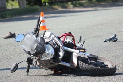 Bakıda motosikletçi qız qəzadan sonra komaya düşüb